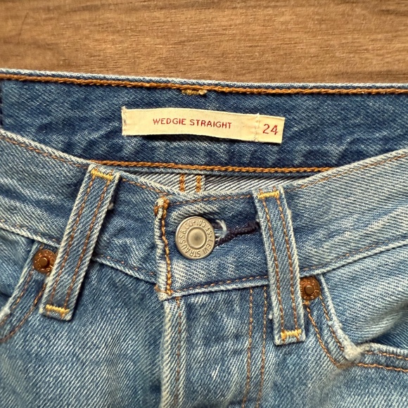 Aritzia | Levi’s Wedgie Straight Jeans | Size 24 | Light Wash - Picture 4 of 7